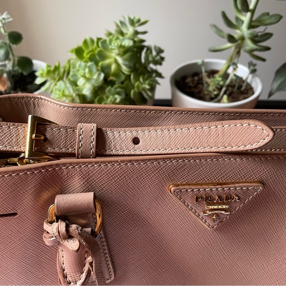 ❌SOLD❌on luxury site⭐️ HOST PICK⭐️Prada Galleria Saffiano Tote Bag 💕 Medium 💕 - Picture 5 of 16